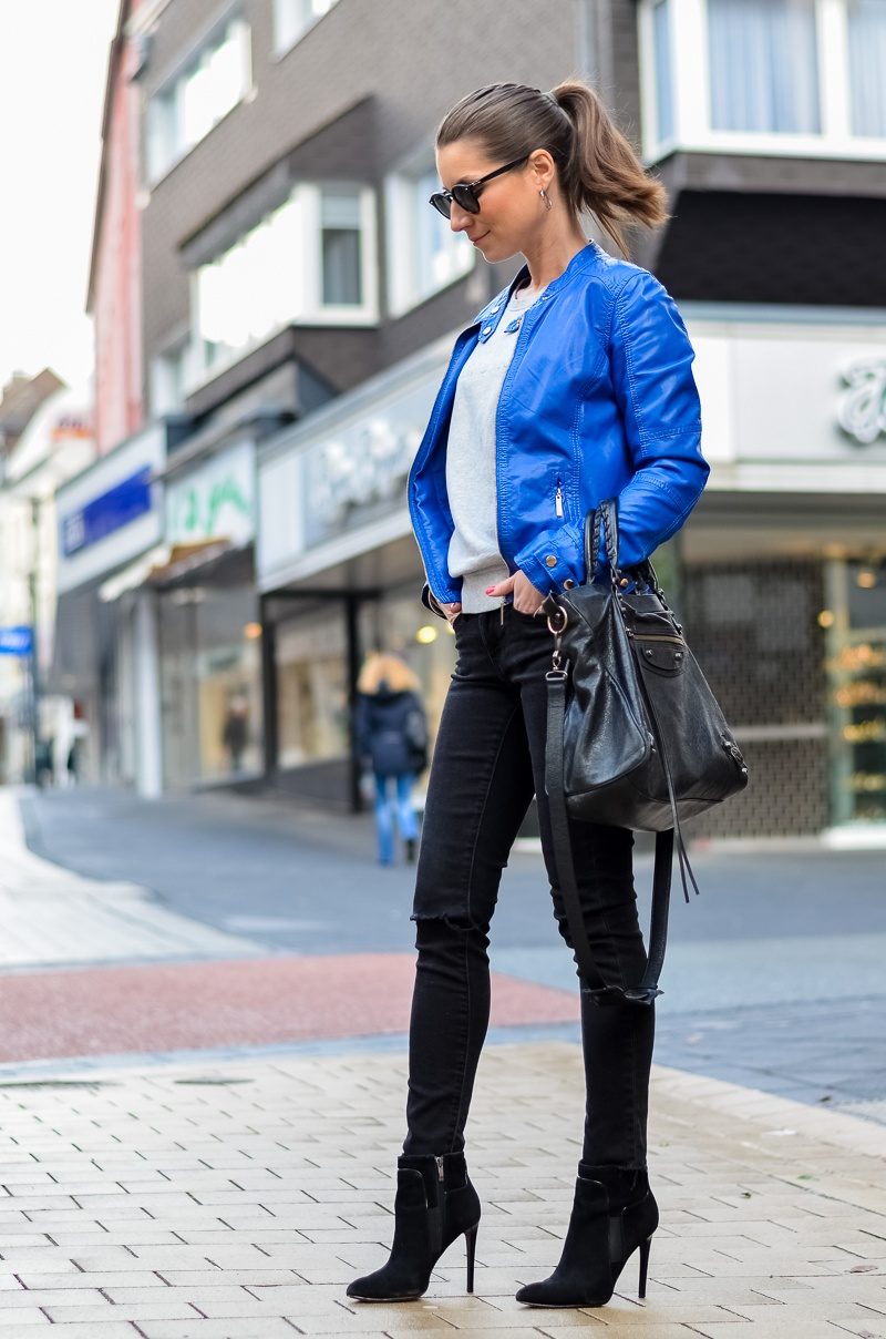 Outfit-blaue-Lederjacke-CK-Sweatshirt-Skinny-Jeans-Balenciaga-Bag (6 von 18)