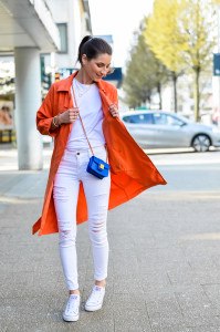 trenchcoat orange all white look with sneakers