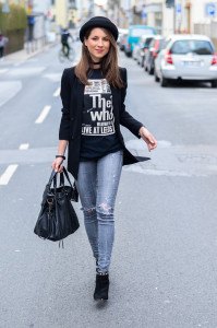 http://veja-du.de/categories/lookbook/outfit-choker-blazer-t-shirt-skinny-jeans