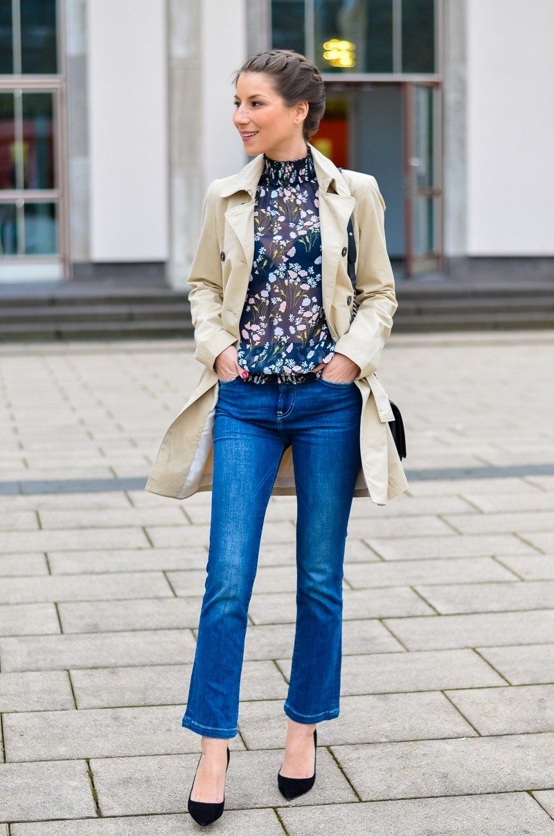 trenchcoat cropped flare jeans floral blouse pumps outfit