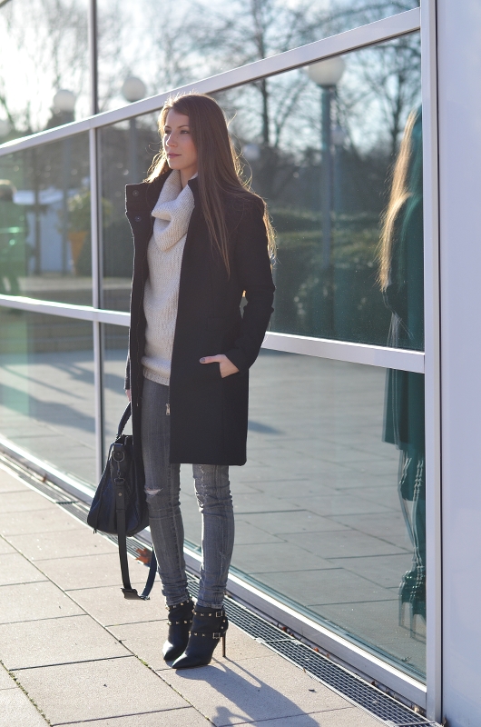 Outfit Valentino Rockstud Ankle Boots Skinny Jeans & Zara Mantel schwarz 6