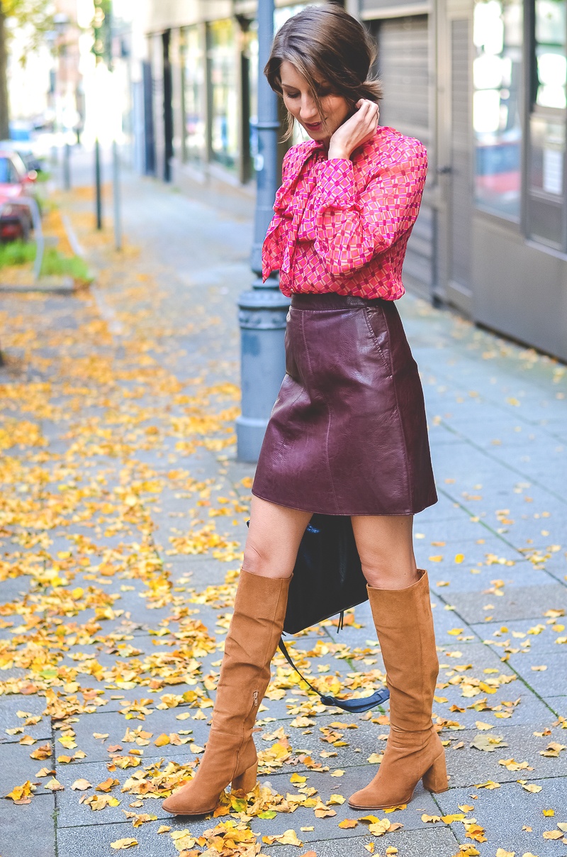 Outfit pinke Schluppenbluse, Zara Kunstleder Rock und braune Wildleder Stiefel 8