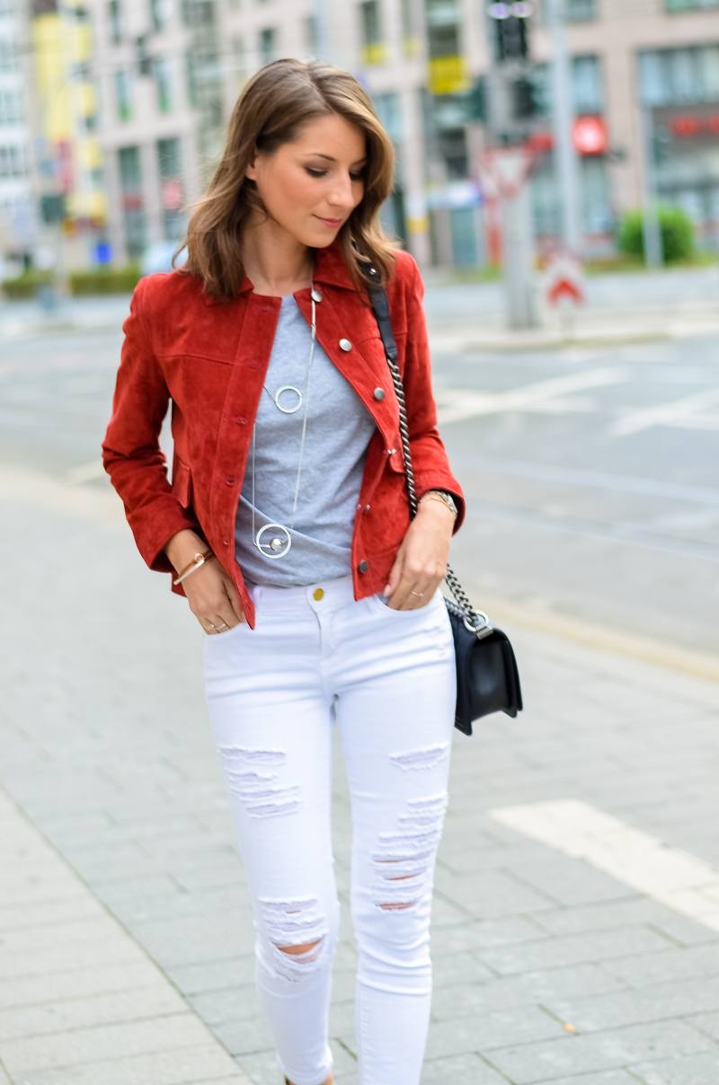 Outfit weiße Jeans von Frame, Zara rote Wildlederjacke, Boyfriend Shirt, Leo Pumps und Chanel Boy Bag 7