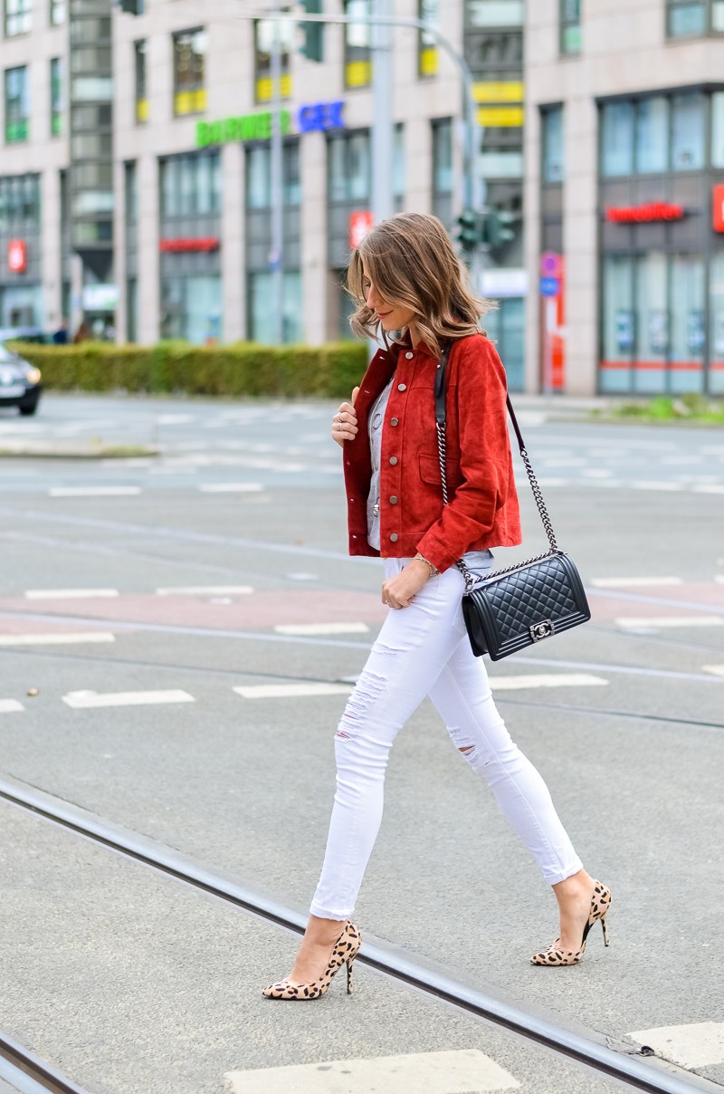 Outfit weiße Jeans von Frame, Zara rote Wildlederjacke, Boyfriend Shirt, Leo Pumps und Chanel Boy Bag 1