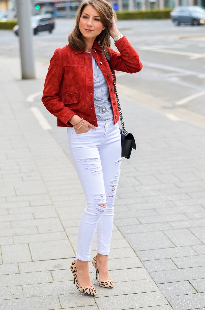 Outfit weiße Jeans von Frame, Zara rote Wildlederjacke, Boyfriend Shirt, Leo Pumps und Chanel Boy Bag 14