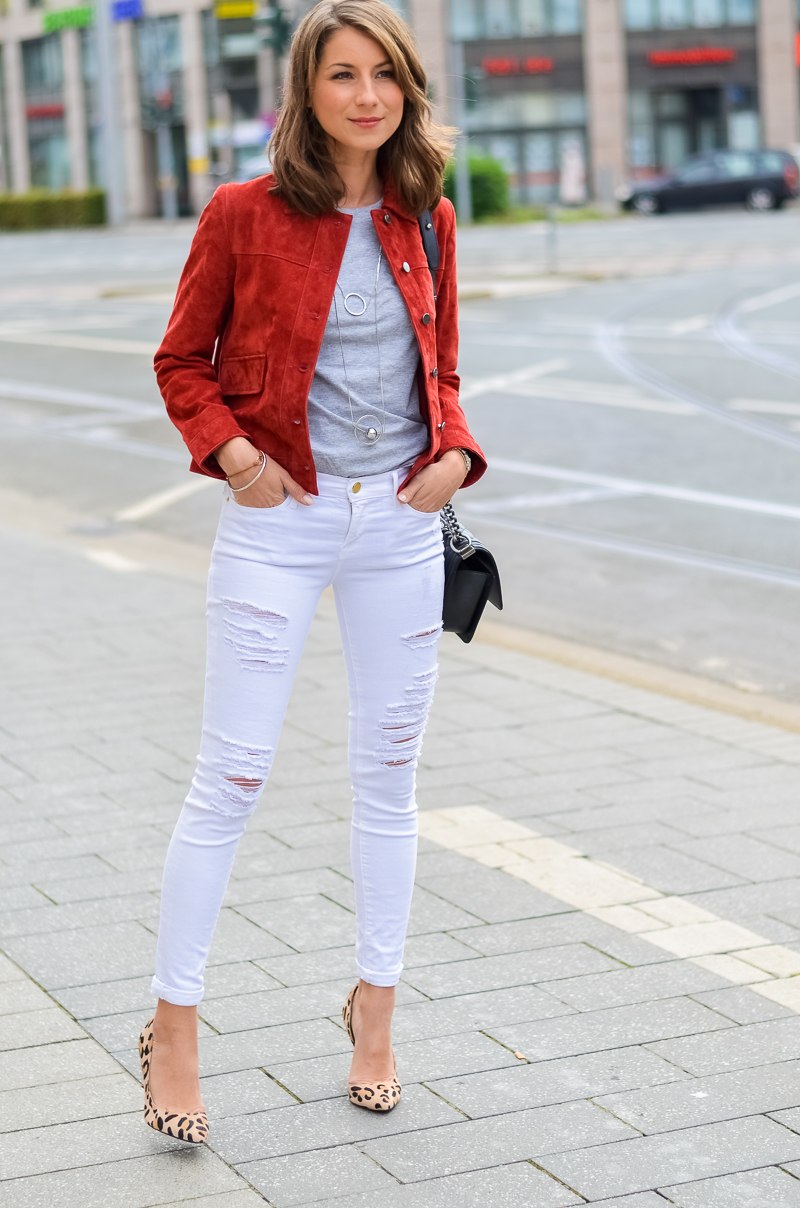 Outfit weiße Jeans von Frame, Zara rote Wildlederjacke, Boyfriend Shirt, Leo Pumps und Chanel Boy Bag 13