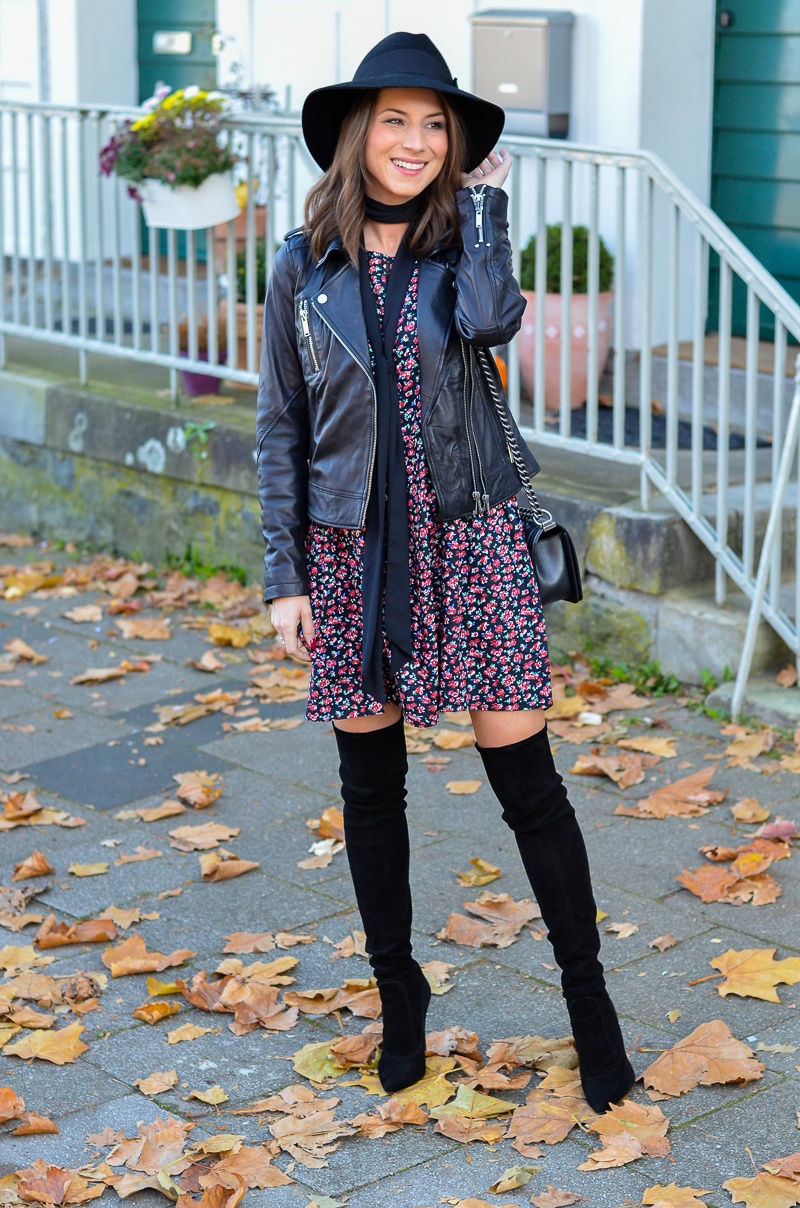 Outfit Blumenkleid Herbst Lederjacke und Zara Overknee Boots