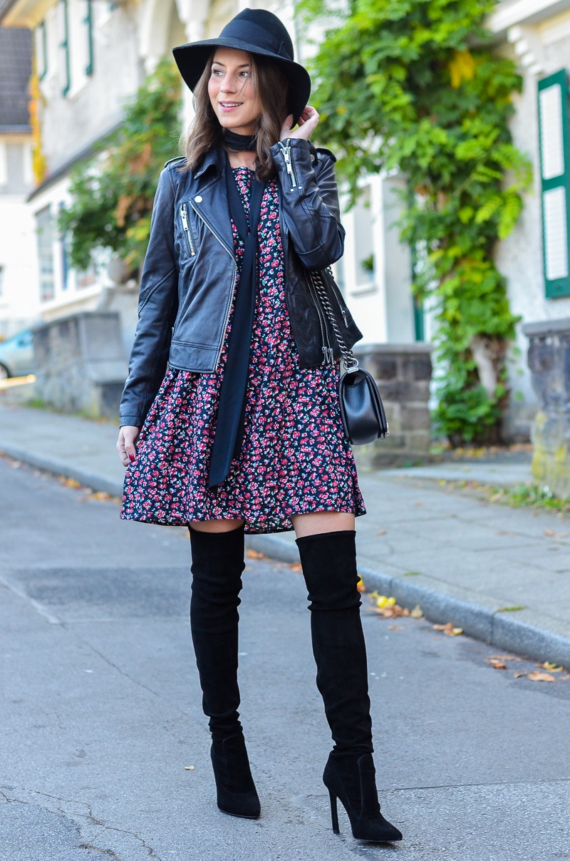 Outfit Blumenkleid Herbst Lederjacke und Zara Overknee Boots 12