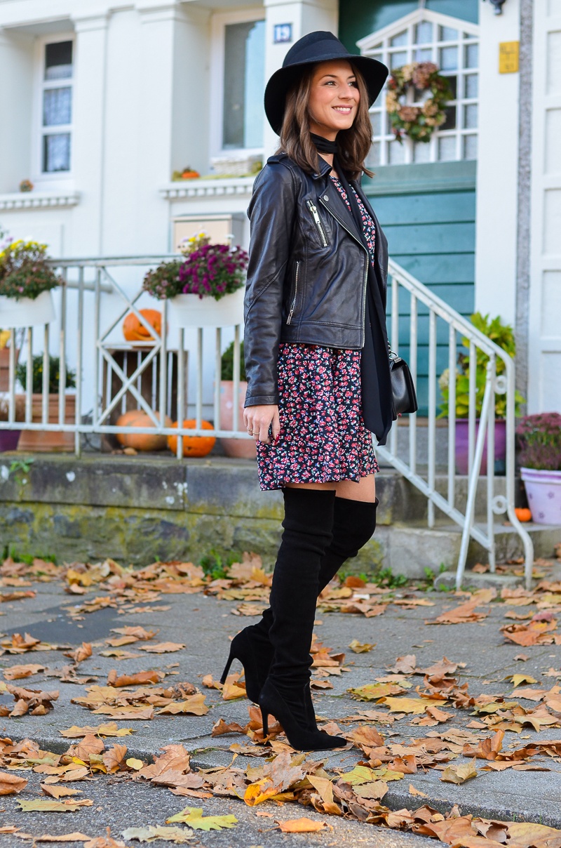 Outfit Blumenkleid Herbst Lederjacke und Zara Overknee Boots 9