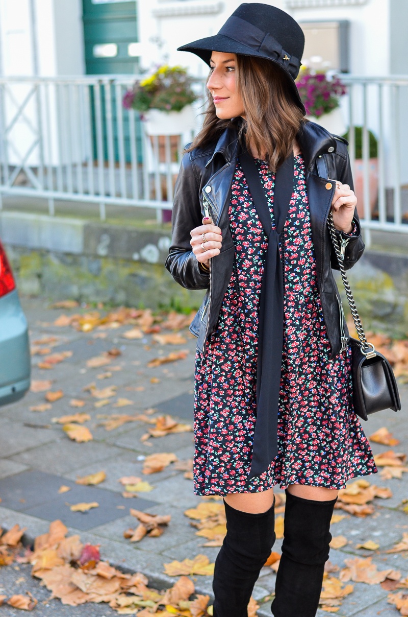 Outfit Blumenkleid Herbst Lederjacke und Zara Overknee Boots 8