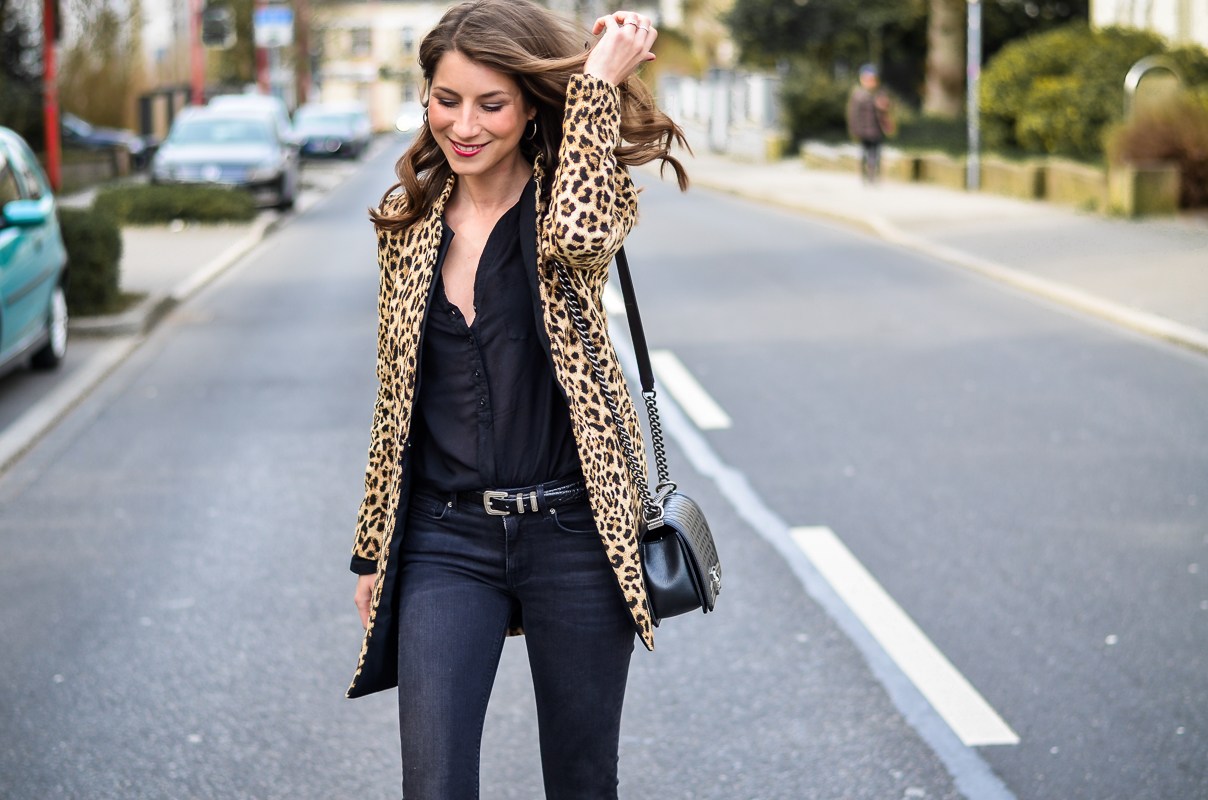 How-to-wear-leopard-print-all-black (11 von 19)