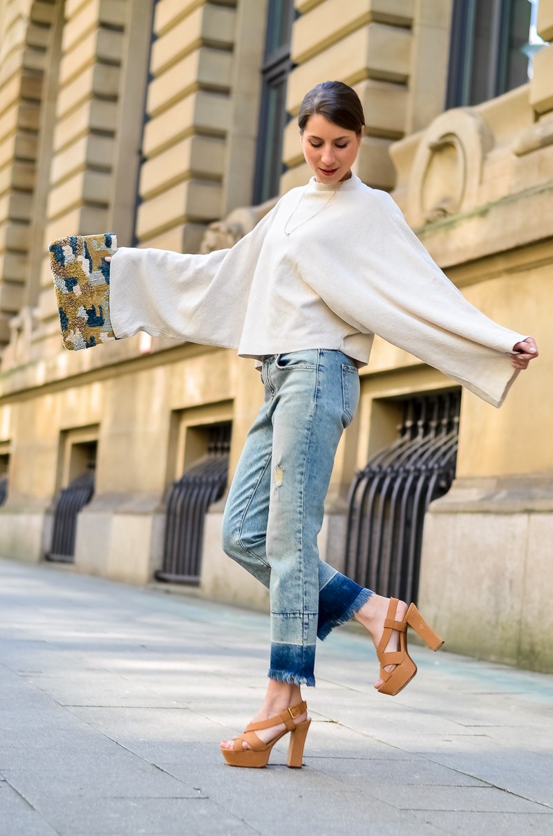 outfit cropped jeans fledermausärmel oberteil plateau sandalen kombinieren