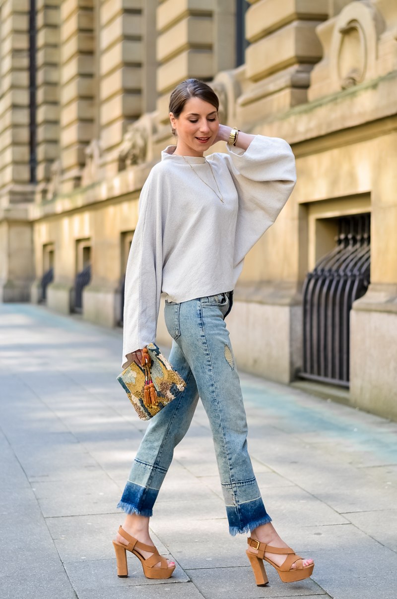 outfit cropped jeans fledermausärmel oberteil plateau sandalen kombinieren