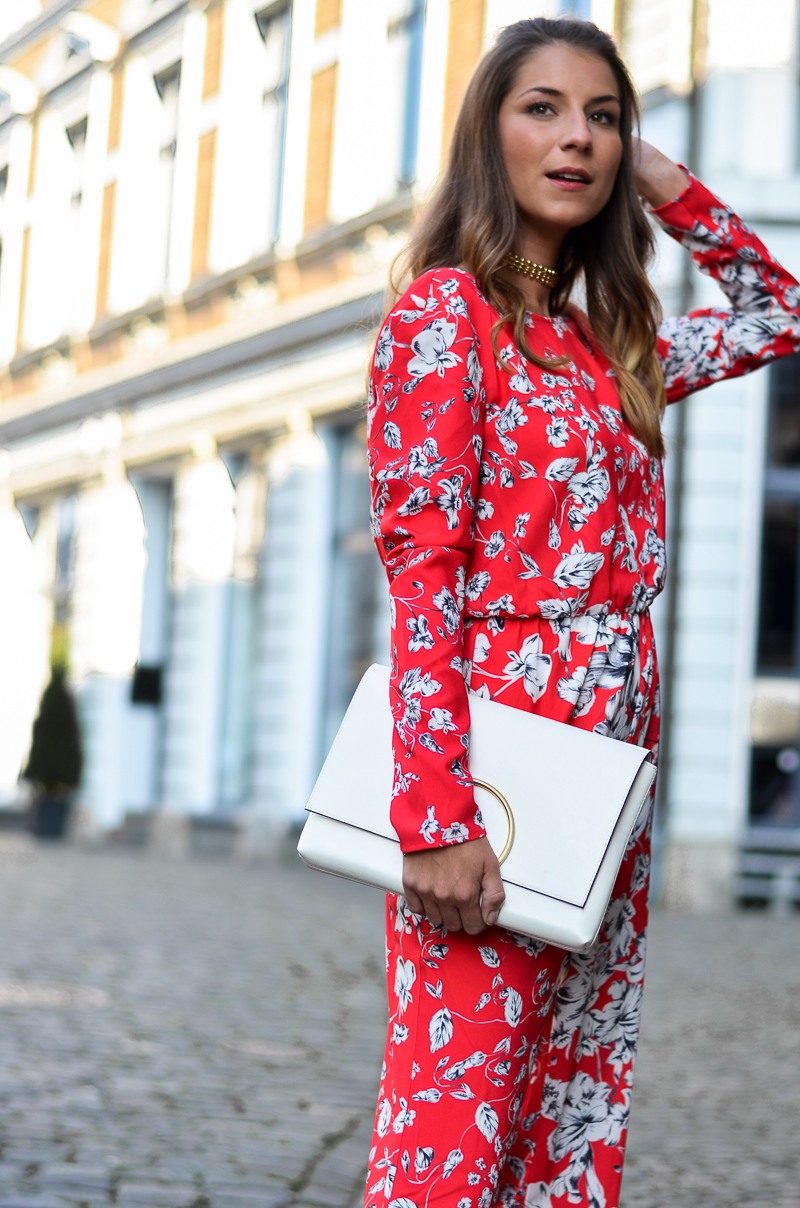 ivyrevel roter jumpsuit floral weisse tasche