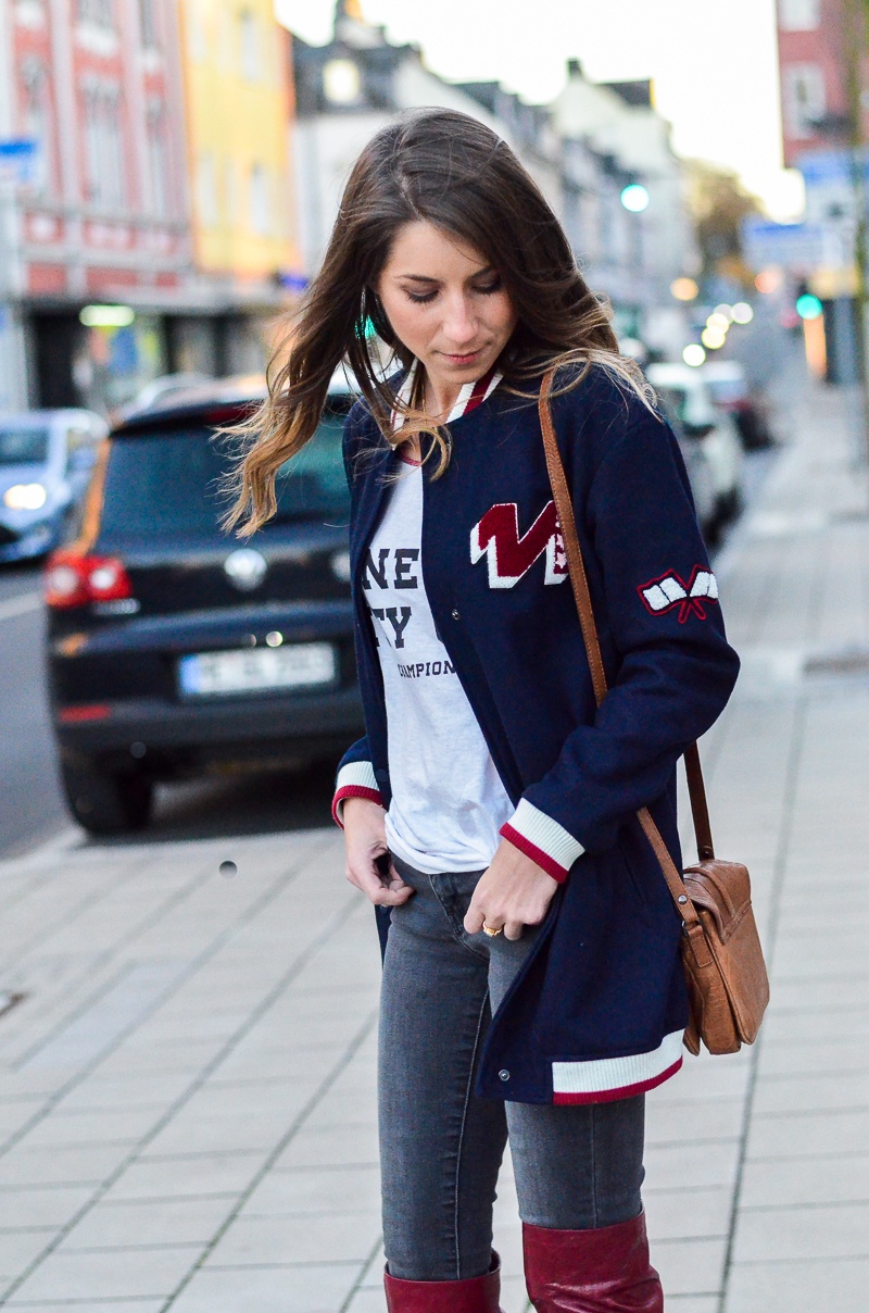 college jacket jeans red boots herbst outfit