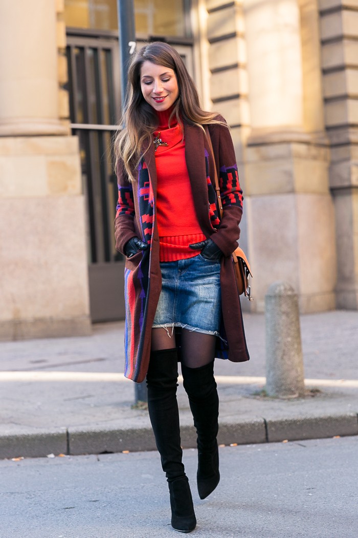jeansrock strumpfhose over the knee boots overknees outfit winter chloe faye handschuhe rot pullover etro coat