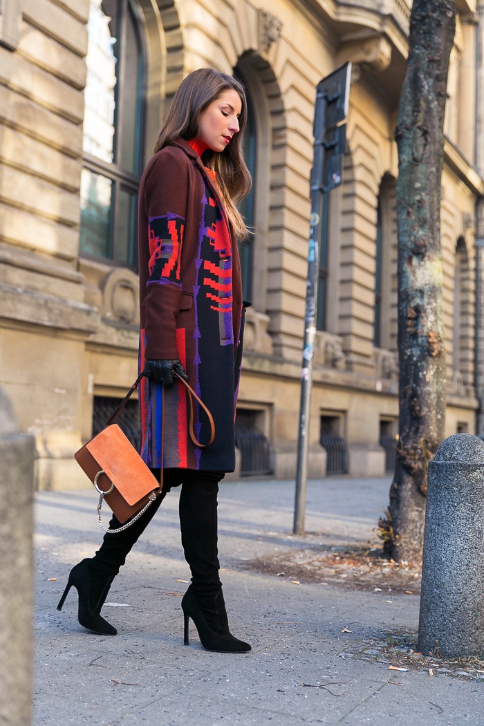 jeansrock strumpfhose over the knee boots overknees outfit winter chloe faye handschuhe rot pullover etro coat