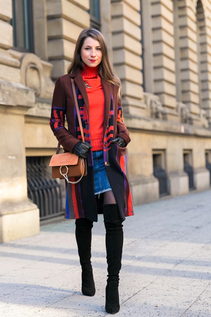 jeansrock strumpfhose over the knee boots overknees outfit winter chloe faye handschuhe rot pullover etro coat