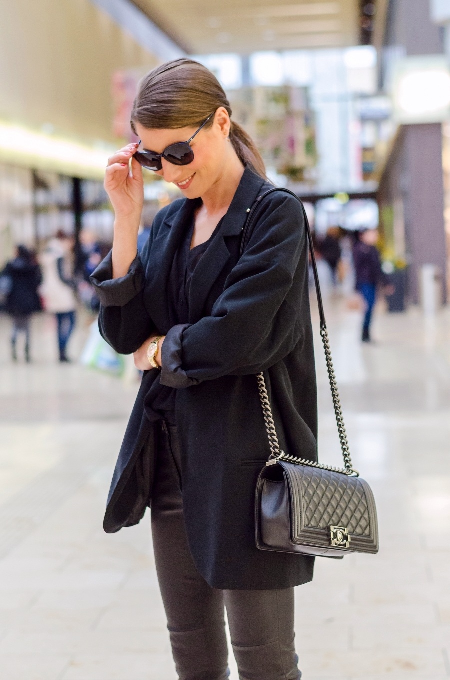 all black oversized blazer leatherpants chanel boy bag sunglasses