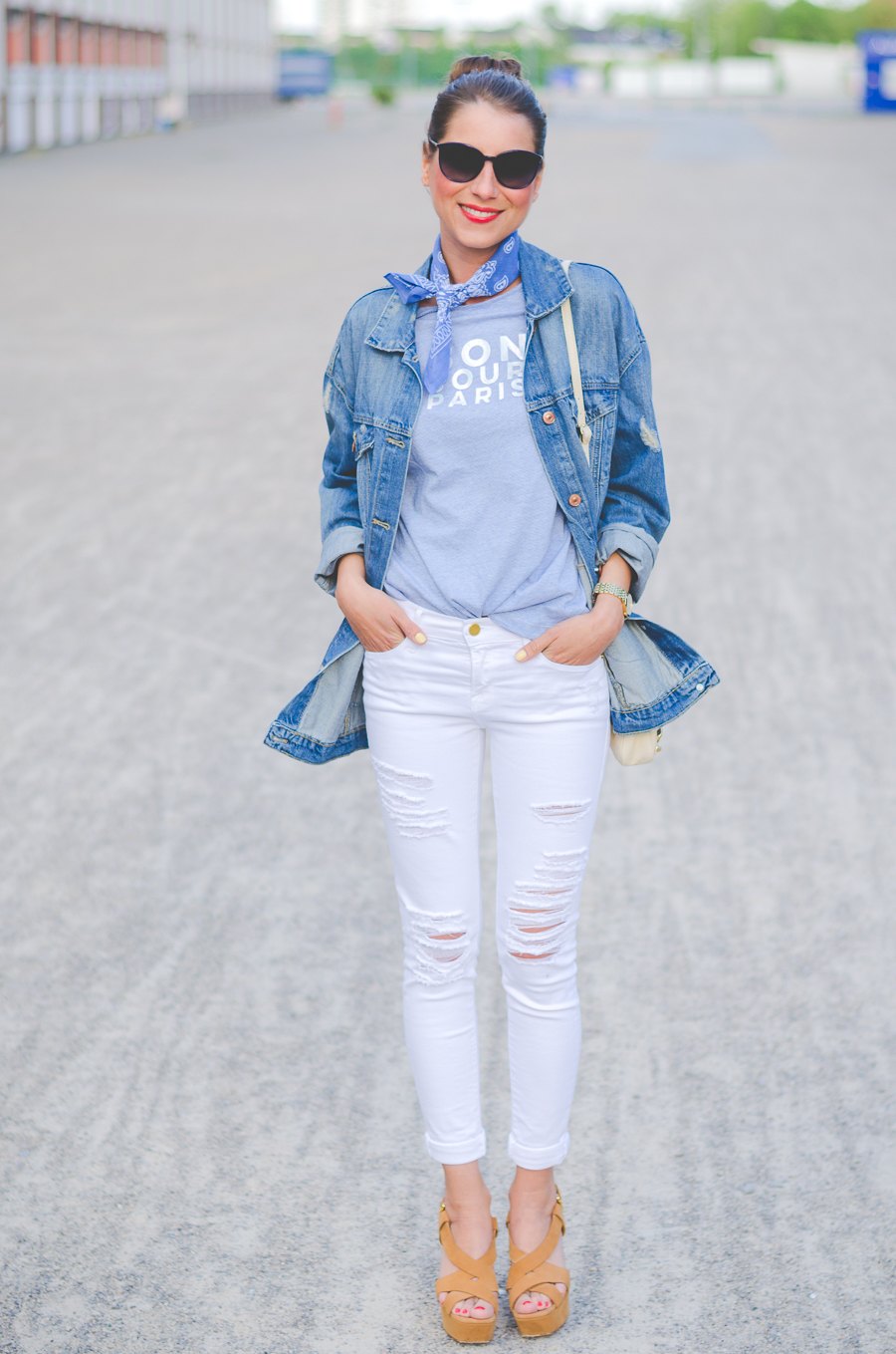 bandana oversized denim jacket white skinny jeans outfit