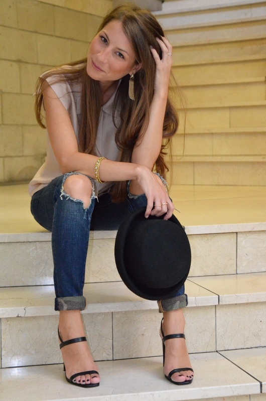 hat silk shirt skinny jeans heels outfit