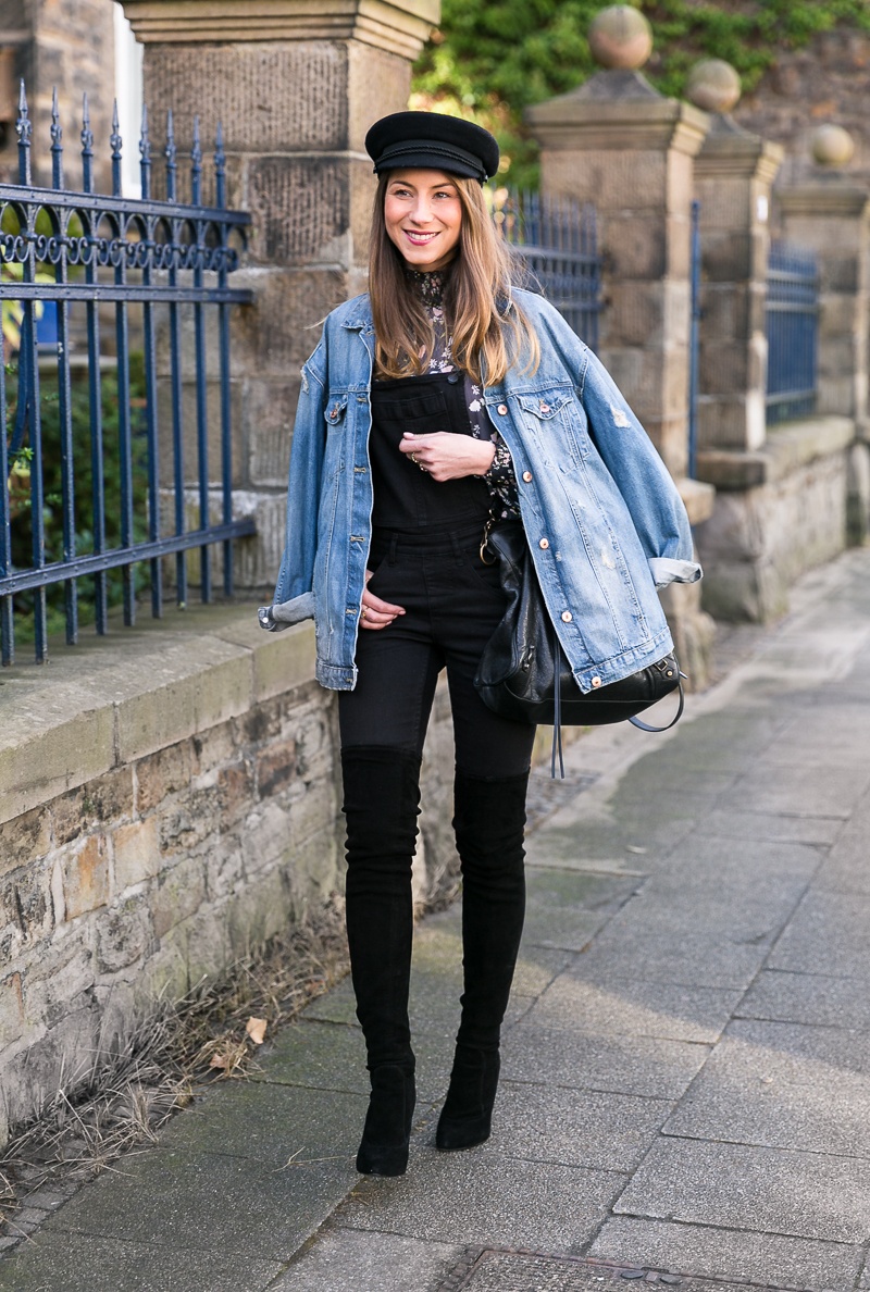 jeansjacke latzhose overknee stiefel kombinieren outfit dungaree street style mütze