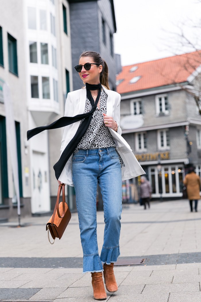 modeblog outfit düsseldorf ruhrgebiet fashion blog jeans volants zara leo print shirt chloe faye weißer blazer