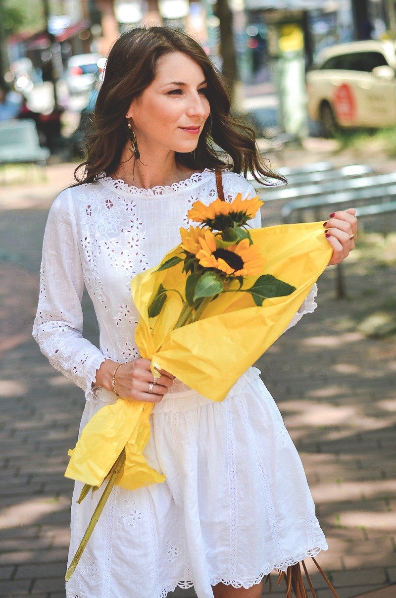 white summer dress zadig voltaire fringe bag sunflowers fashion blogger