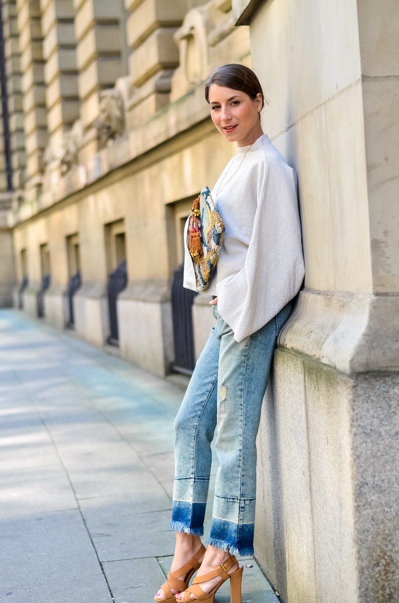 wide sleeves pullover cropped jeans outfit platform sandals clutch