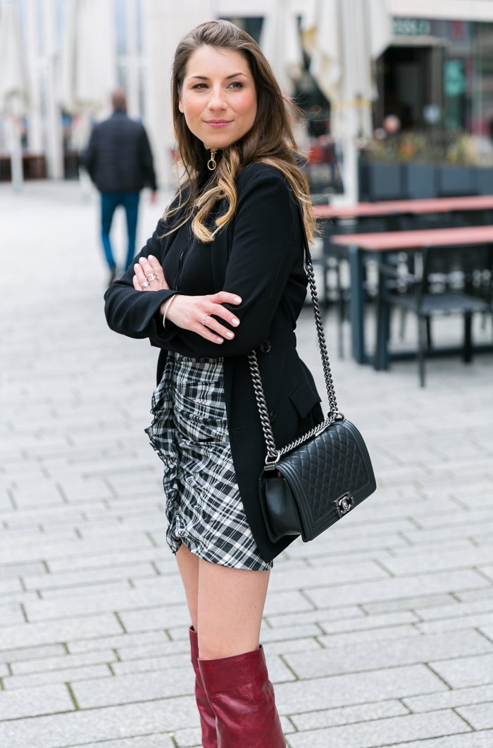 outfit rock kariert isabel marant rote stiefel chanel boy bag fashion blog chic street style blazer
