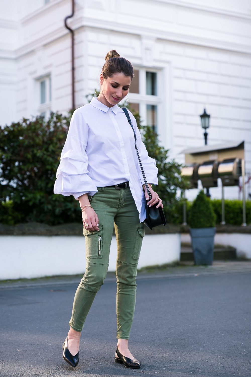 cargo pants statement sleeves outfit flats fashion blog veja du