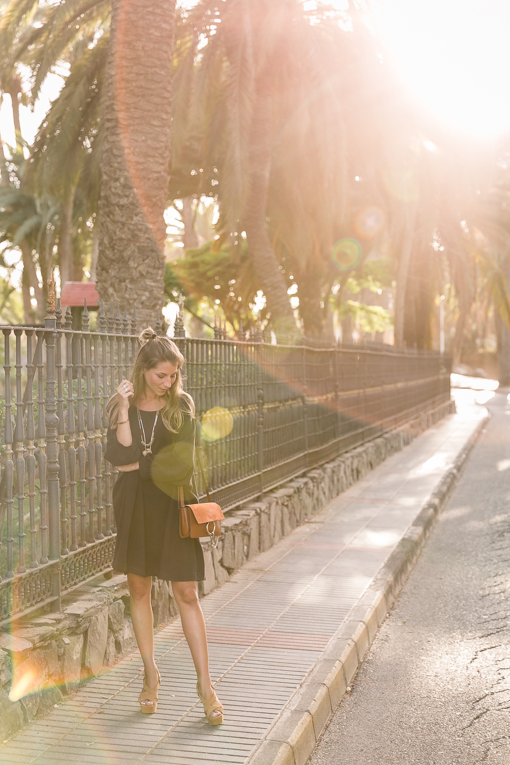 black dress summer outfit fashion blog platform sandals long necklace brown bag chloe chic style