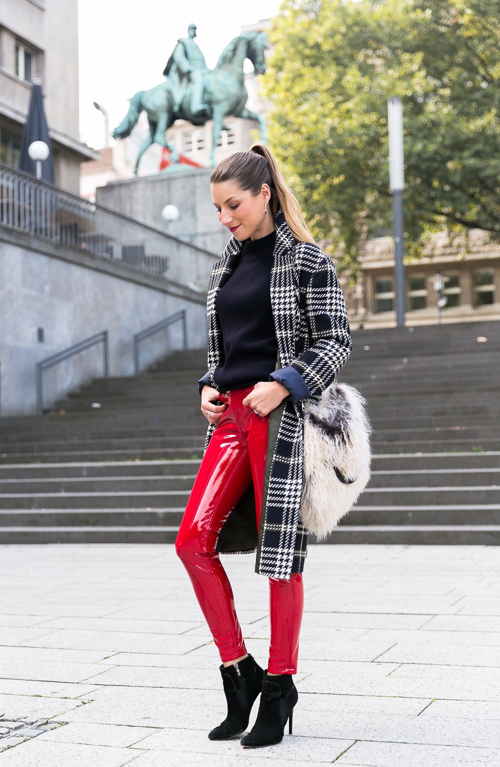 lackhose glencheck mantel street style fashion trends 2017 herbst outfit felltasche hose rot