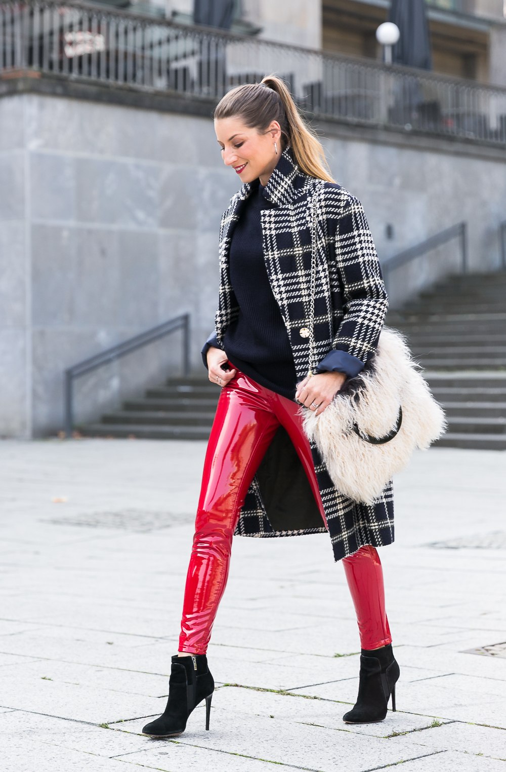 lackhose glencheck mantel street style fashion trends 2017 herbst outfit felltasche hose rot
