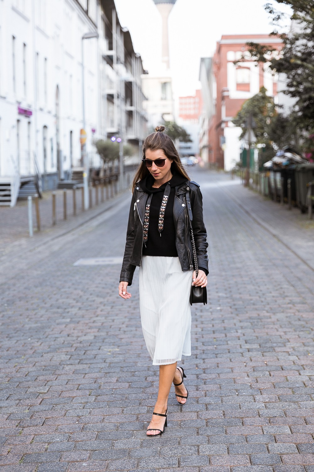 plissee midi skirt outfit hoodie leatherjacket heels chanel bag autumn streetstyle fashionblog