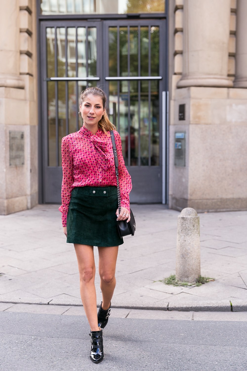 schluppenbluse outfit wildleder mini rock ankle boots herbst grün pink street style fashion inspiration blog
