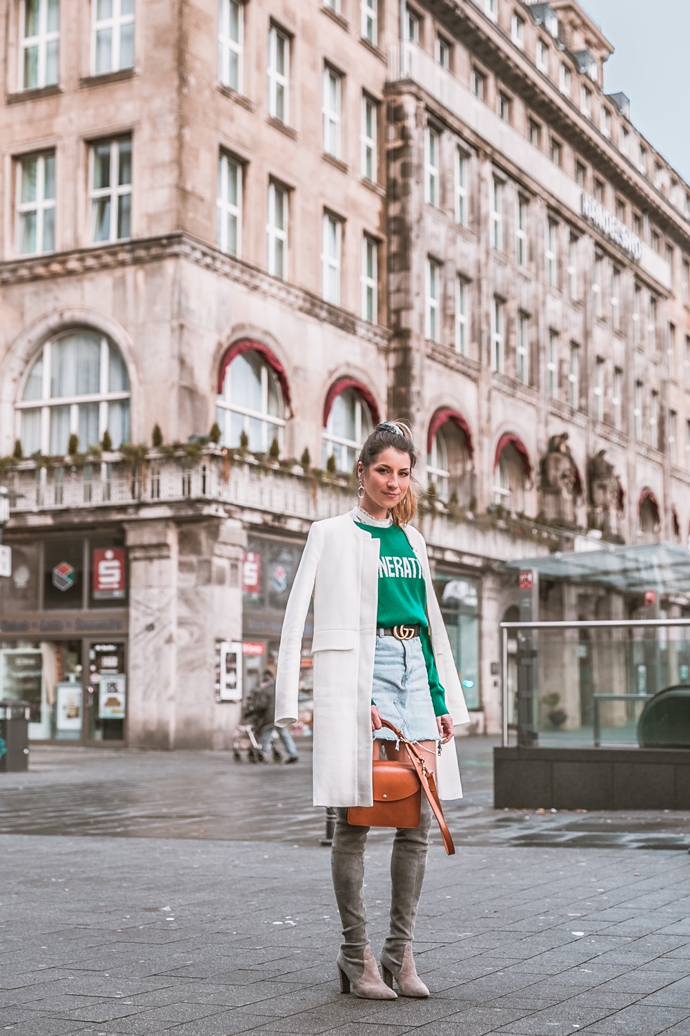 gucci guertel outfit overknee stiefel jeansrock sandro pullover grün essen stadt handelshof fashion blog