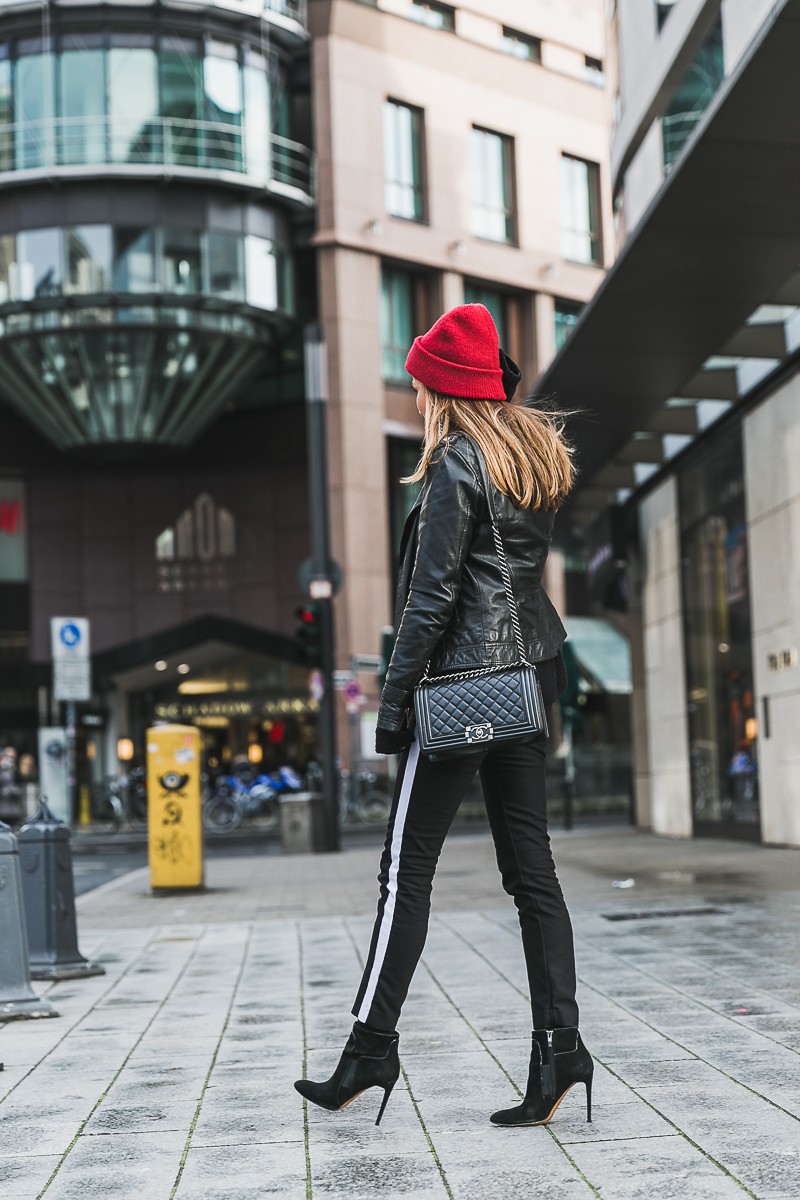 rote mütze lederjacke track pants chanel bag street style düsseldorf 19