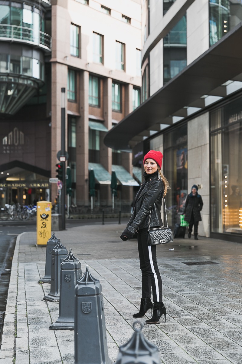 rote mütze lederjacke track pants chanel bag street style düsseldorf 5