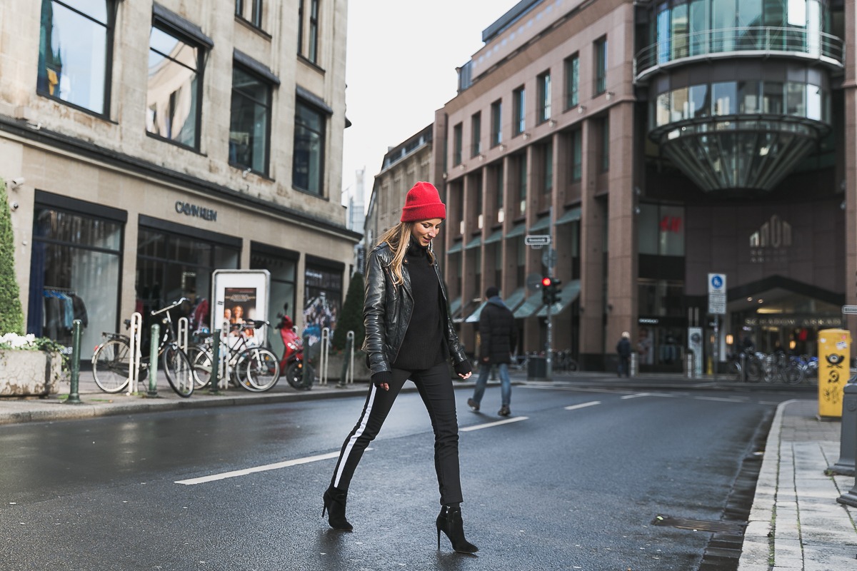 rote mütze lederjacke track pants chanel bag street style düsseldorf 9