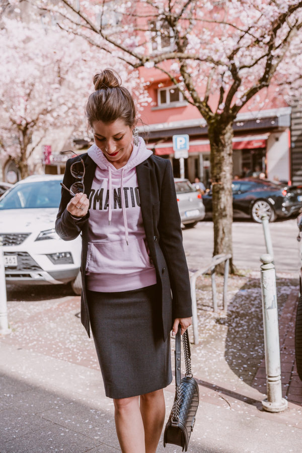 Cherry Blossoms, Pencil Skirt & a pink Hoodie Véjà Du Modeblog aus
